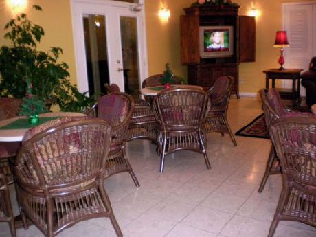 Golden Manor Inn & Suites