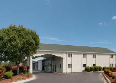 Econo Lodge  Inn & Suites East