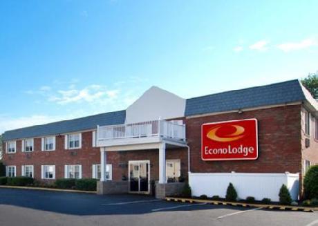 Econo Lodge Inn & Suites Airport