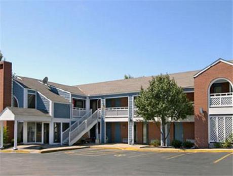 Days Inn Kansas City, MO Near Worlds of Fun
