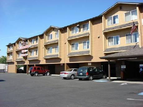 Clackamas Inn and Suites