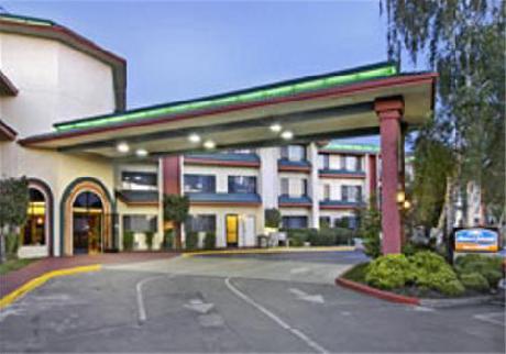 Howard Johnson O'Cairns Inn and Suites