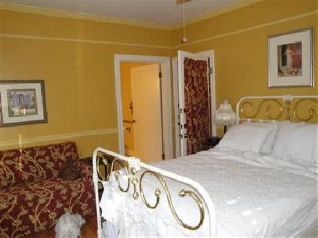 Cinnamon Bear Creekside Inn