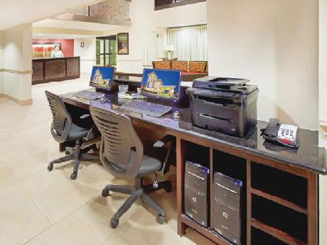 La Quinta Inn & Suites Dallas I35 Walnut Hill Ln