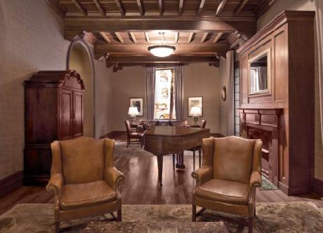 The Tremont Chicago Hotel at Magnificent Mile