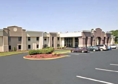 Quality Inn & Suites Airpark East
