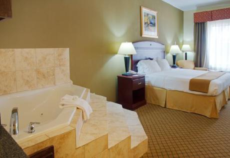 Holiday Inn Express Hotel & Suites WINNIE