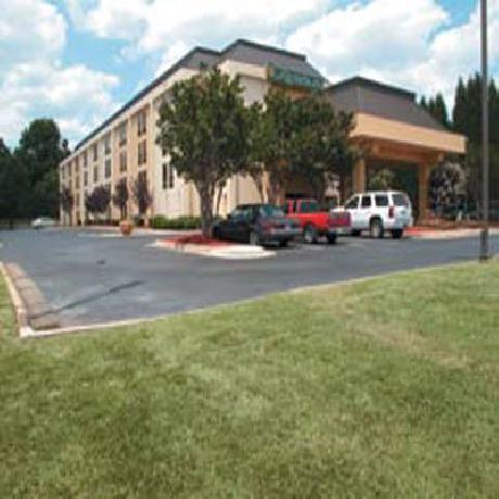 La Quinta Inn and Suites Charlotte Airport North