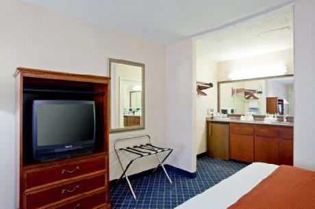 Holiday Inn Express SANTA NELLA