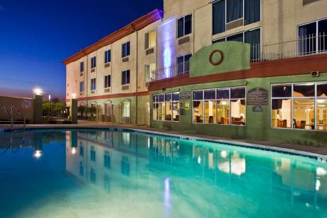Holiday Inn Express Hotel & Suites LIVE OAK