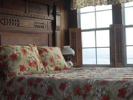 Amelia Oceanfront Bed and Brea