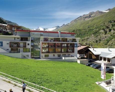 Josl Mountain Lounging