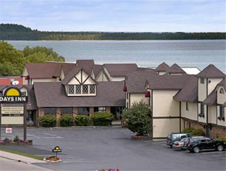Days Inn and Suites Saint Ignace Lakefront