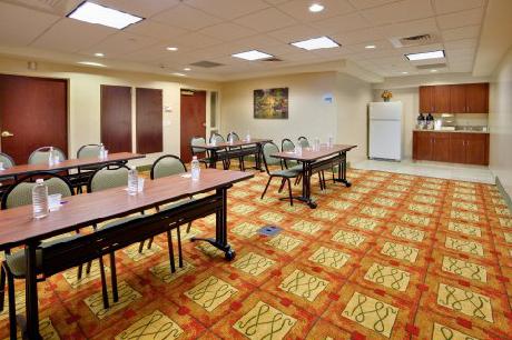 Holiday Inn Express Hotel & Suites BRADLEY AIRPORT