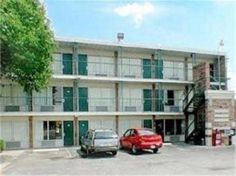 Econo Lodge Airport I-35 North