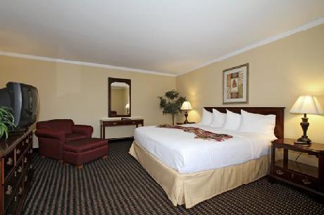 BEST WESTERN Golden Prairie Inn