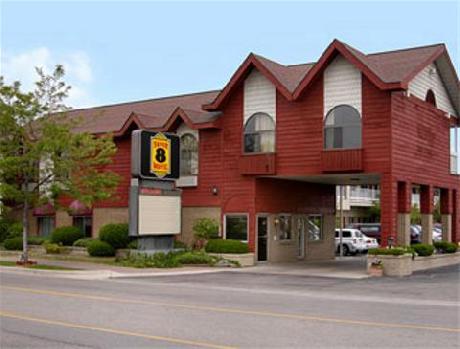 Super 8 Macknaw City/Beachfront Area