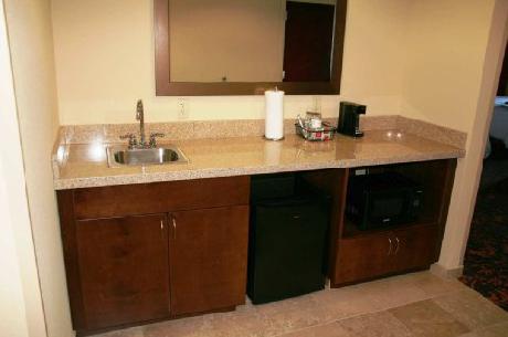 HAMPTON INN AND SUITES WOODSTOCK