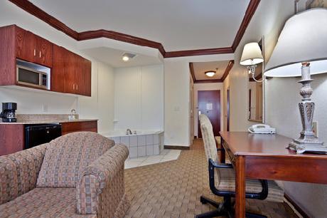 Holiday Inn Express Hotel & Suites FAYETTEVILLE NW-SPRING LAKE