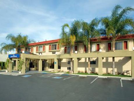 Howard Johnson Inn and Suites Reseda