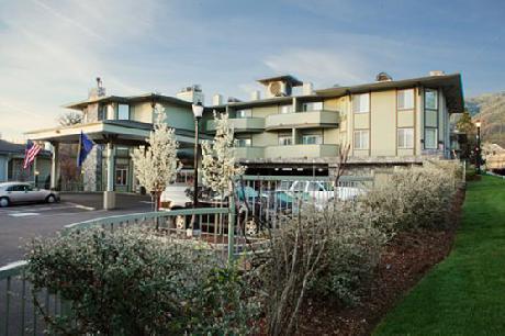 Plaza Inn and Suites at Ashland Creek