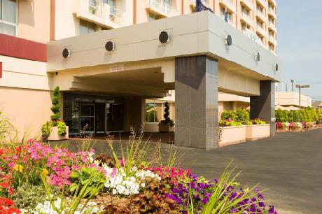 DoubleTree by Hilton JFK Airport