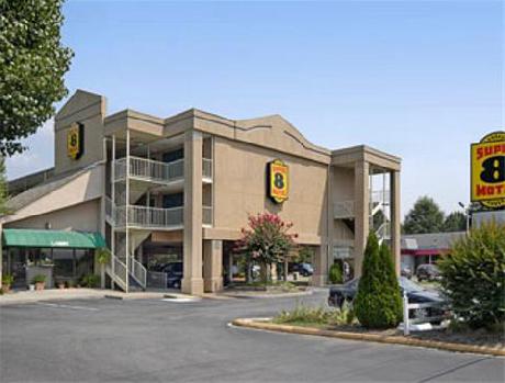 Super 8 Williamsburg Pottery