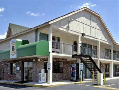 Super 8 Tampa U.S.F. Near Busch Gardens Downtown