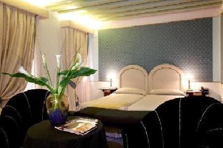 Hotel Monaco and Grand Canal