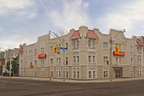 Econo Lodge Inn & Suites Downtown