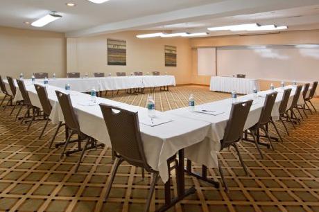 Holiday Inn Express DETROIT-WARREN (GM TECH CTR)