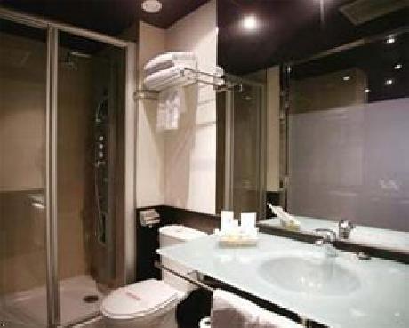 Petit Palace Arenal Hotel