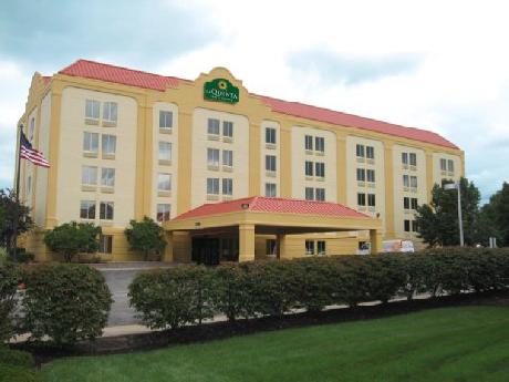 La Quinta Inn & Suites Cleveland Airport West