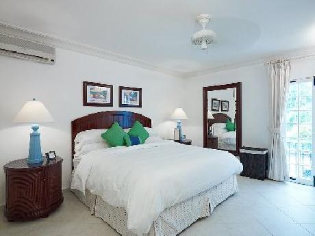 Royal Glitter Bay Villas