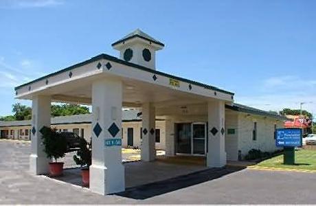 Pearsall Executive Inn And Suites