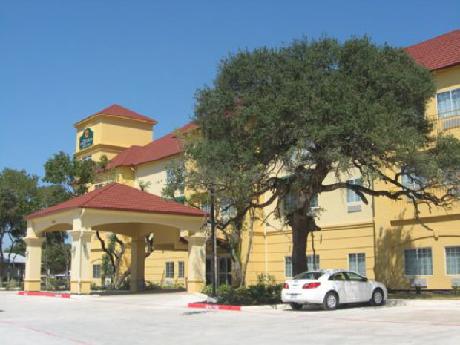 La Quinta Inn & Suites San Antonio The Dominion