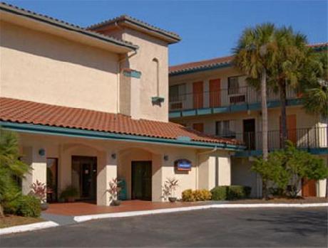 Howard Johnson Inn and Suites Jacksonville FL
