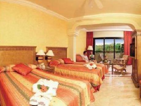 GRAND PALLADIUM WHITE SAND RESORT AND SPA