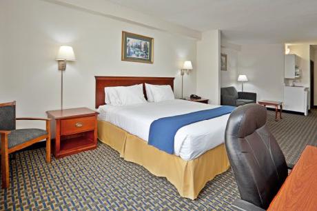 Holiday Inn Express Hotel & Suites NEW-WILSON-DOWNTOWN