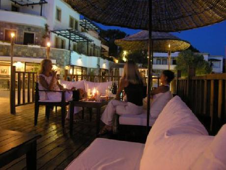 4 Reasons Hotel & Bistro