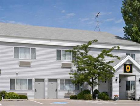 Super 8 Williamsburg/Amana Colonies Area