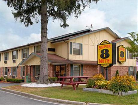 Super 8 Lee/Berkshires/Outlet Area