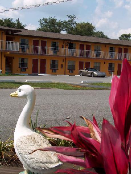 Record Parkside Inn and Suites