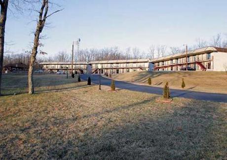 Econo Lodge Inn & Suites