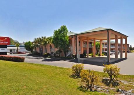 Econo Lodge Inn, & Suites