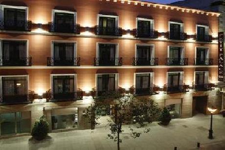 Petit Palace Tres Cruces Centro