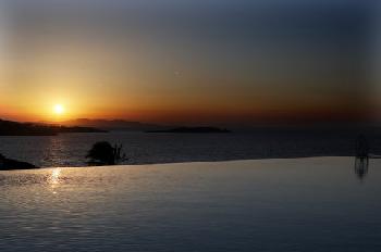 Bill and Coo Suites and Lounge