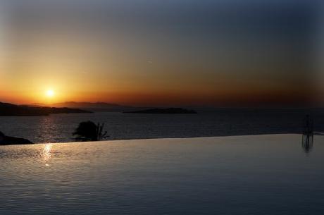 Bill and Coo Suites and Lounge