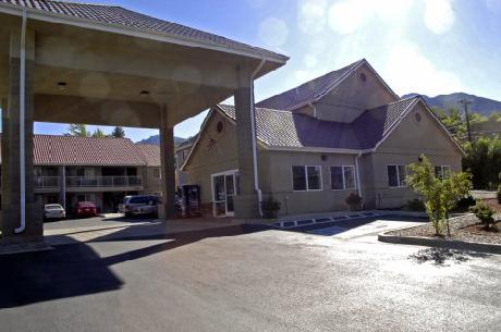 BEST WESTERN Sky Way Inn & Suites