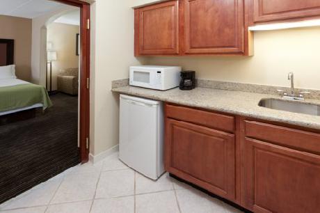 Holiday Inn Express Hotel & Suites CHARLESTON-SOUTHRIDGE